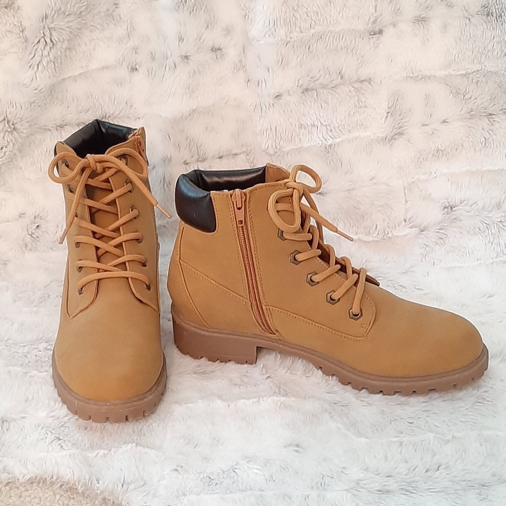 Madden Girl hiking work camping boots. Size 8.5.